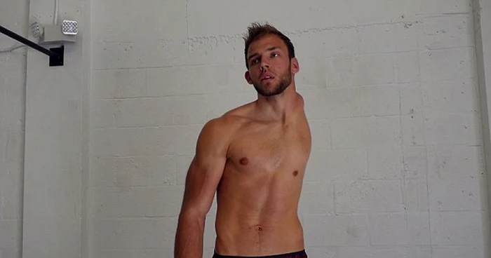 Exerciţiile fizice pe care Luke le face sunt foarte complexeFoto Youtube