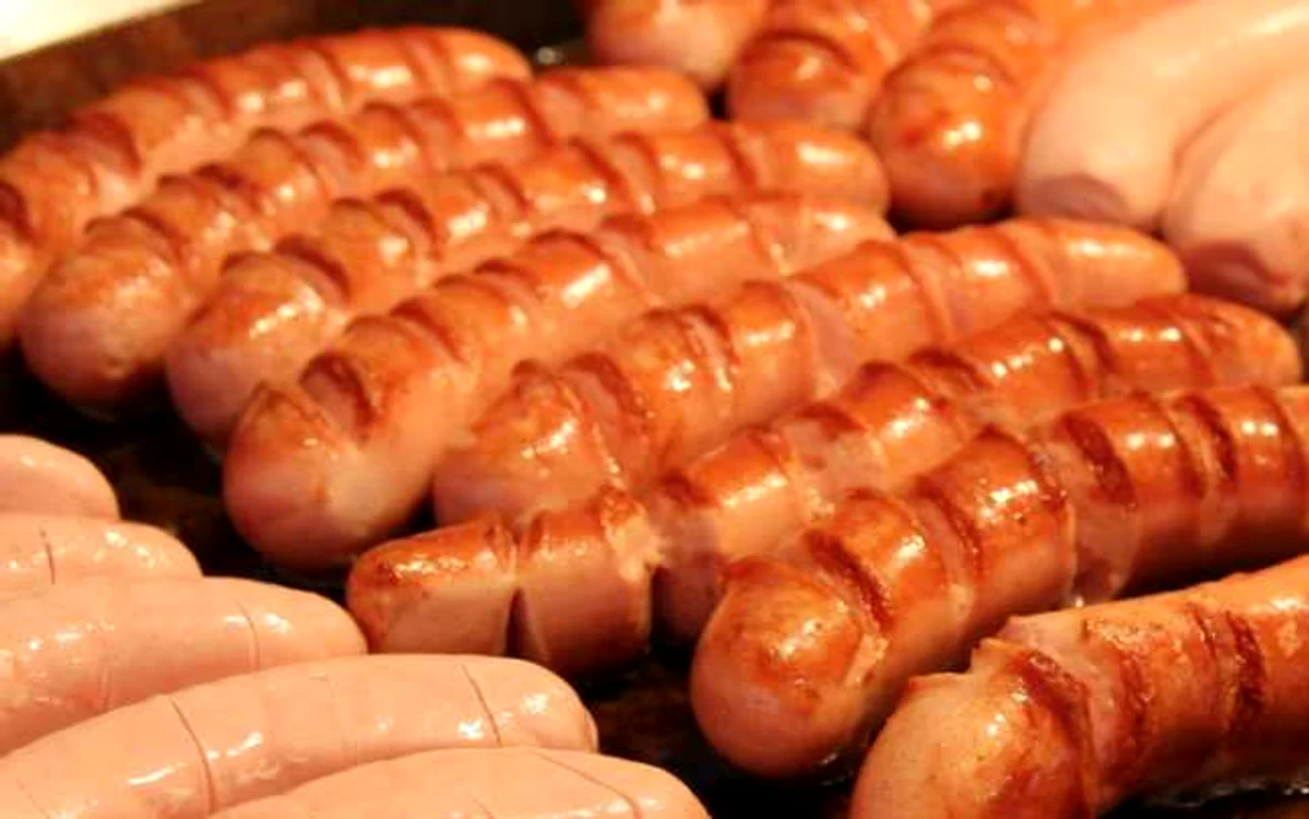 Pentru bufetul oferit acţionarilor s-au pregătit peste 12.500 de cârnăciori FOTO mago-wurst.de