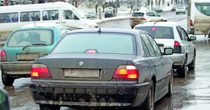 Maşinile cu numere trasnistrene circulă în voie prin Chişinău