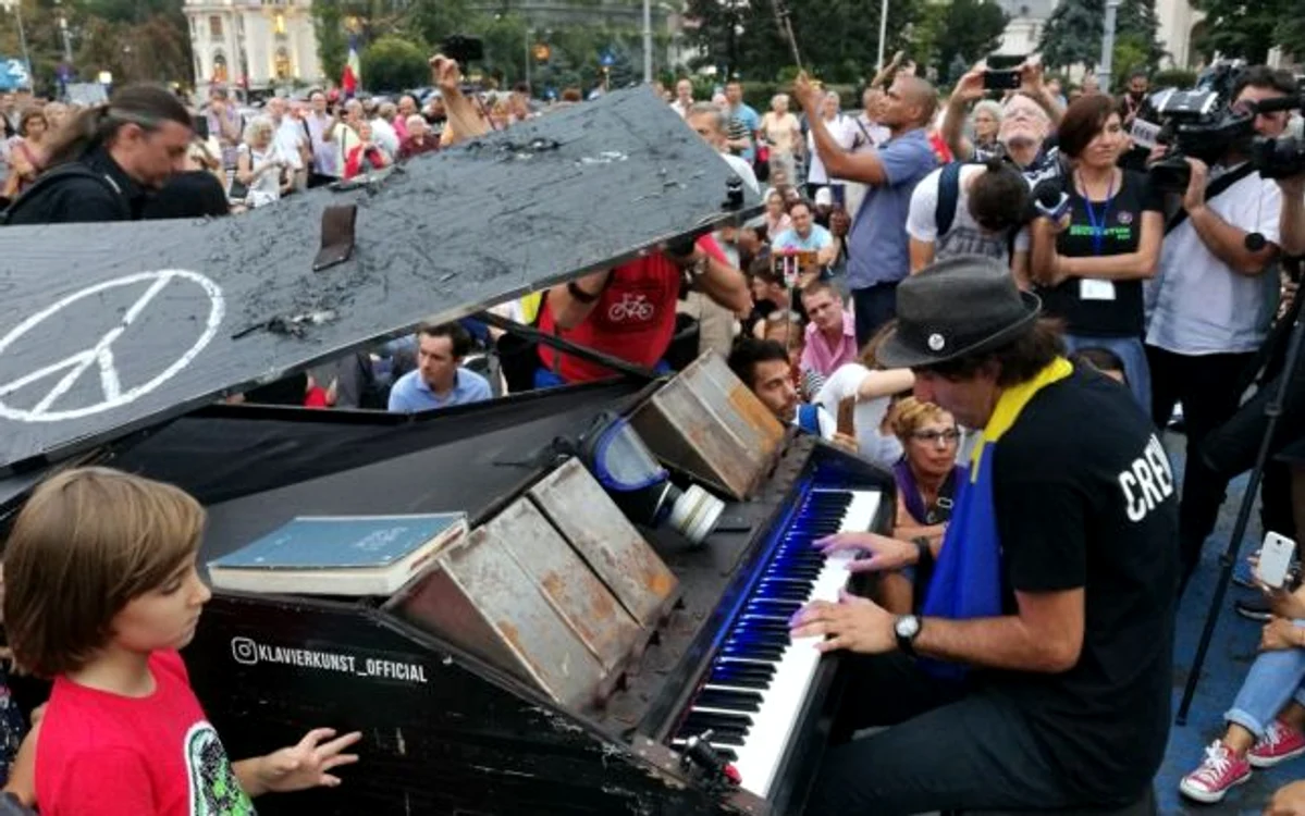 
    Pianistul Davide Martello a concertat în Piața Victoriei Foto: Dorin Constanda  