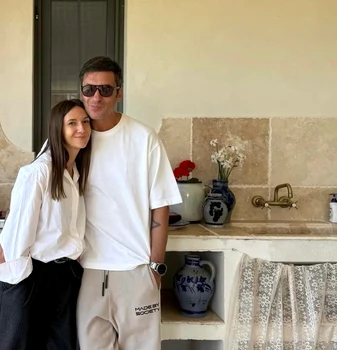 Adela Popescu și Radu Vâlcan în casă lor de la țară