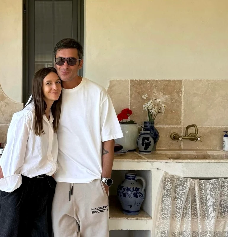 Adela Popescu și Radu Vâlcan în casă lor de la țară