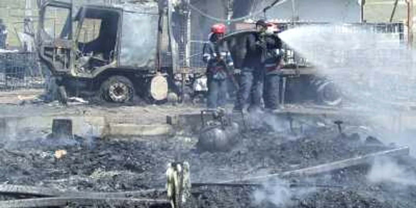 Camionul de la care se presupune ca a izbucnit incendiu in timp ce era descarcat