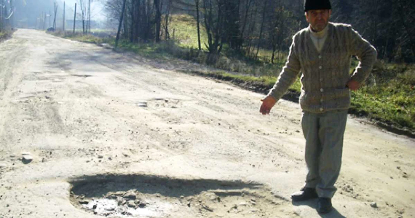 Locuitorii din Zemeş sunt nemulţumiţi de drumul care arată ca după război