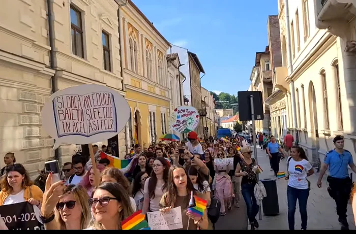 Câteva sute de persoane au participat sâmbătă la Pride Cluj. FOTO: Captură video/Kai