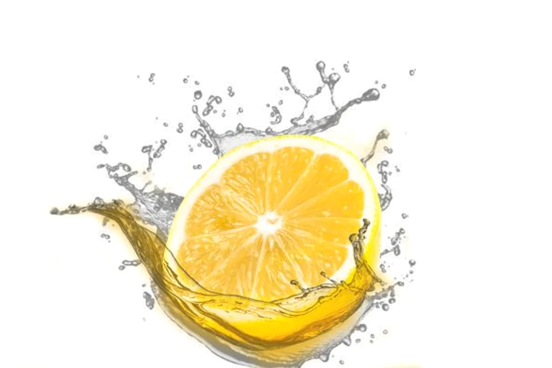 Apa cu lămâie îmbunătățește digestia şi detoxifică organismul.www.clickpentrufemei.ro