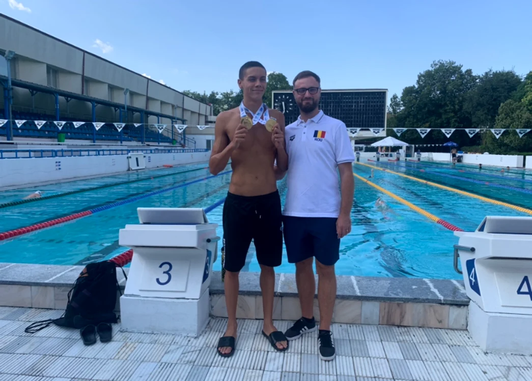 David Popovici si antrenorul său, Adrian Rădulescu. Foto Sportsnet 
