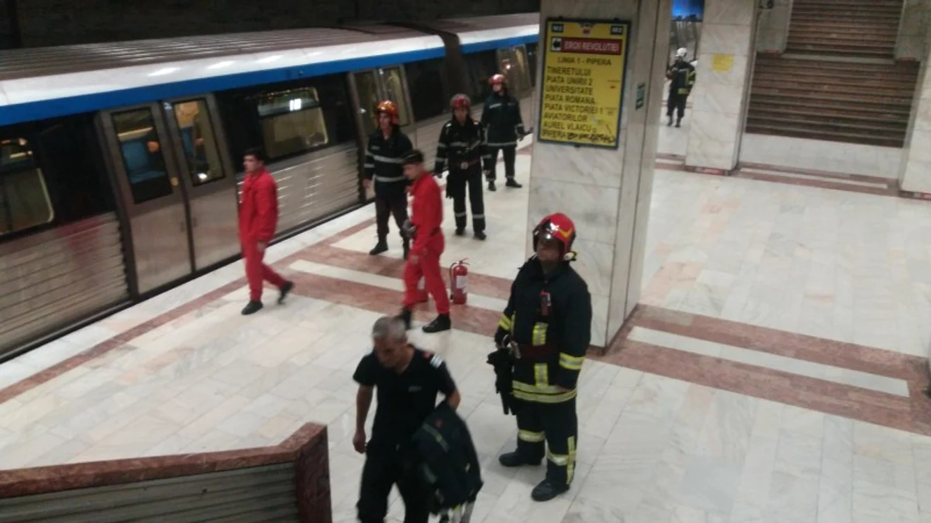 
    Pompierii intervin pentru a scoate victima de sub garnitura de metrou  