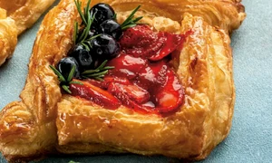 pateuri cu miere si fructe de padure jpg