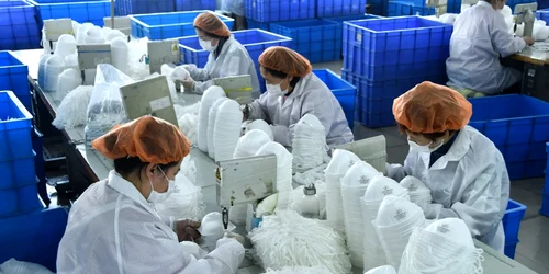 În china continuă producţia de măşti datorită cererii foarte mari din Italia. Fabrica Handan. FOTO Profiemdia