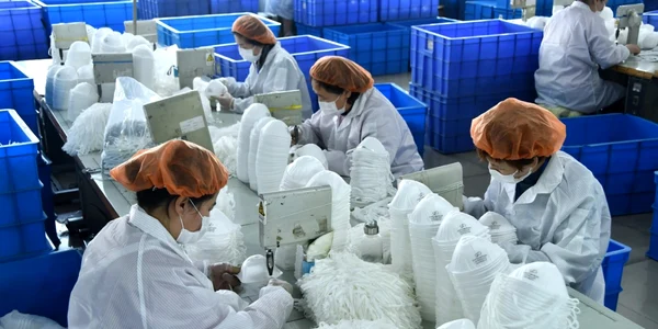 În china continuă producţia de măşti datorită cererii foarte mari din Italia. Fabrica Handan. FOTO Profiemdia