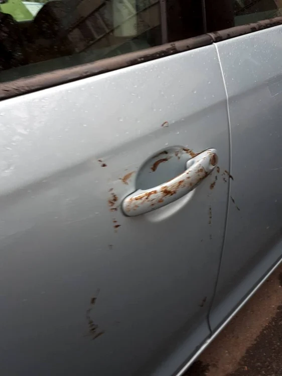 Un automobil care a blocat traficul a fost ţinta unei răzbunări de prost gust. FOTO: Facebook Info Trafic Cluj