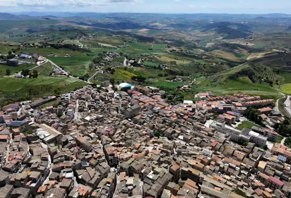 25 de sate din Italia oferă locuințe la prețul simbolic de 1 euro Foto: captura youtube