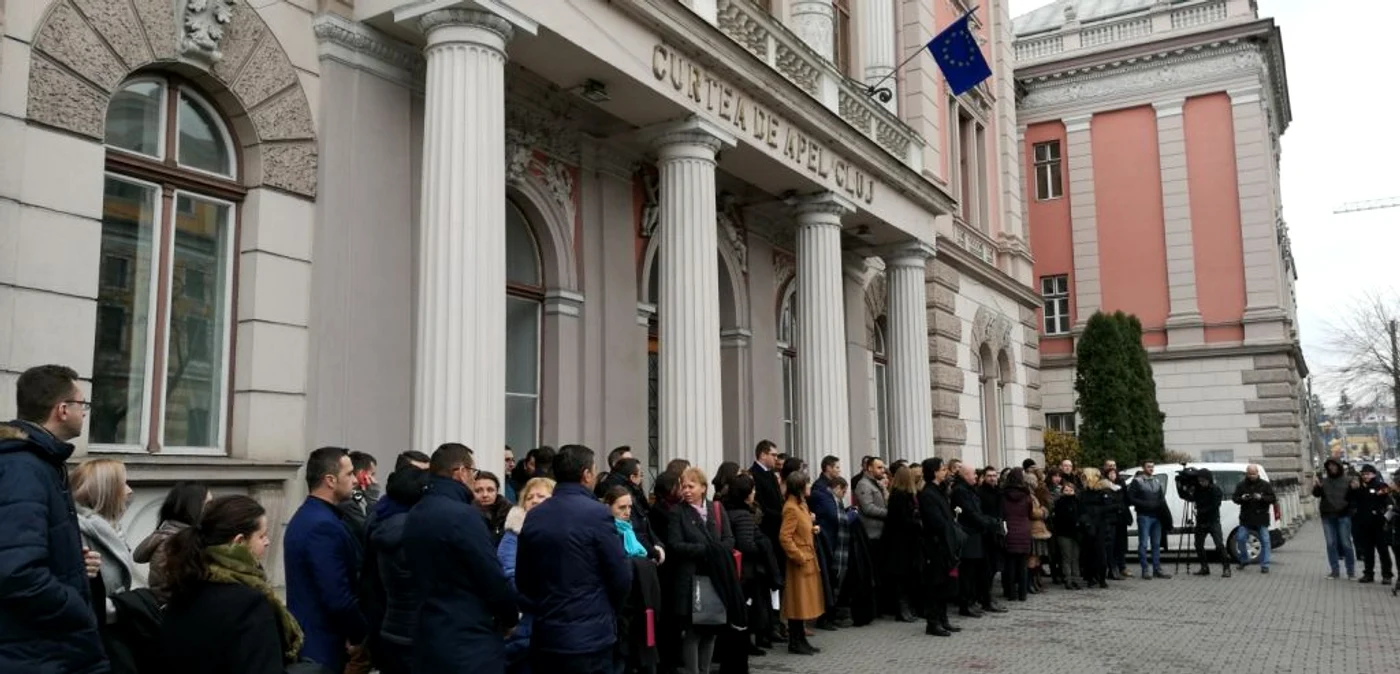 Magistraţii clujeni au protestat în faţa Curţii de Apel. FOTO: Remus Florescu