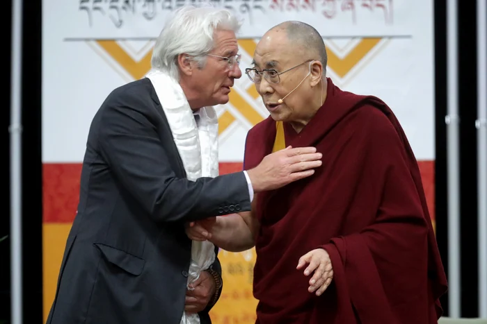 Dalai Lama a fost numit „dezgustător” și „înfricoșător”, după un sărut cu un băiat.  Foto: Click.