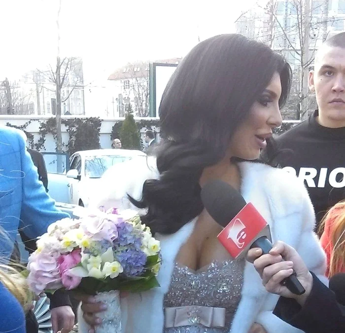 Nașii cuplului au intrat zâmbitori la starea civilă.