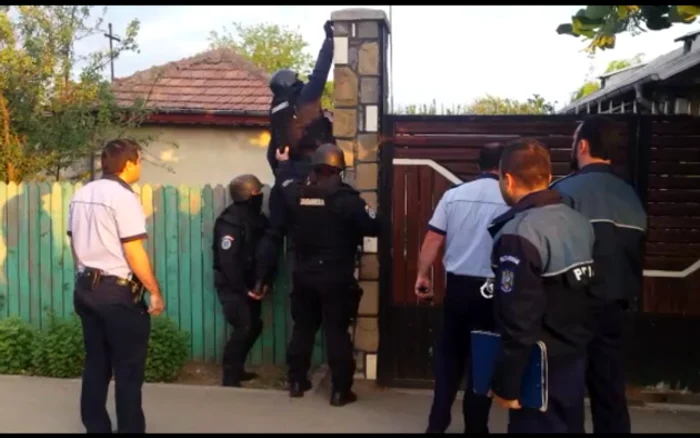 Poliţiştii din Braşov au descins la locuinţele suspecţilor. FOTOArhivă.