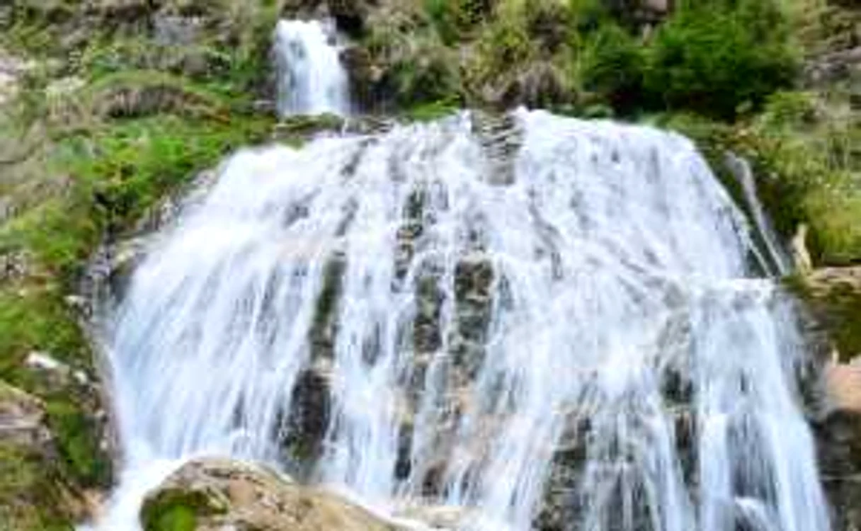 Cascada Cailor din Borsa si Mocanita de pe Vaser, in Transylvania Dragon FOTO:Rares Moise/Adevarul