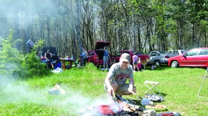 Oamenii petrec 1 Mai la grătar alături de familie şi de prieteni