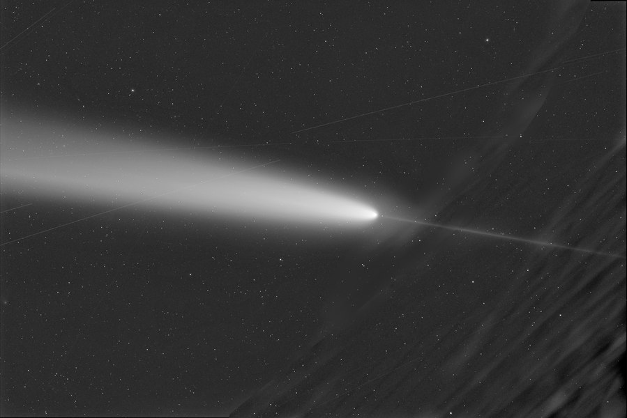 „Cometa secolului”, vizibilă cu ochiul liber, îi surprinde pe astronomi