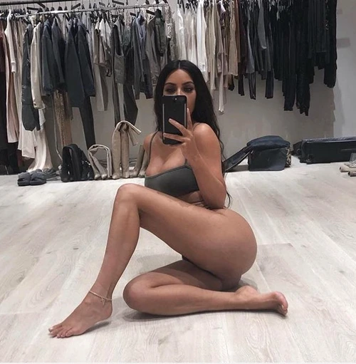 Kim Kardashian are 3 copiifoto: arhivă