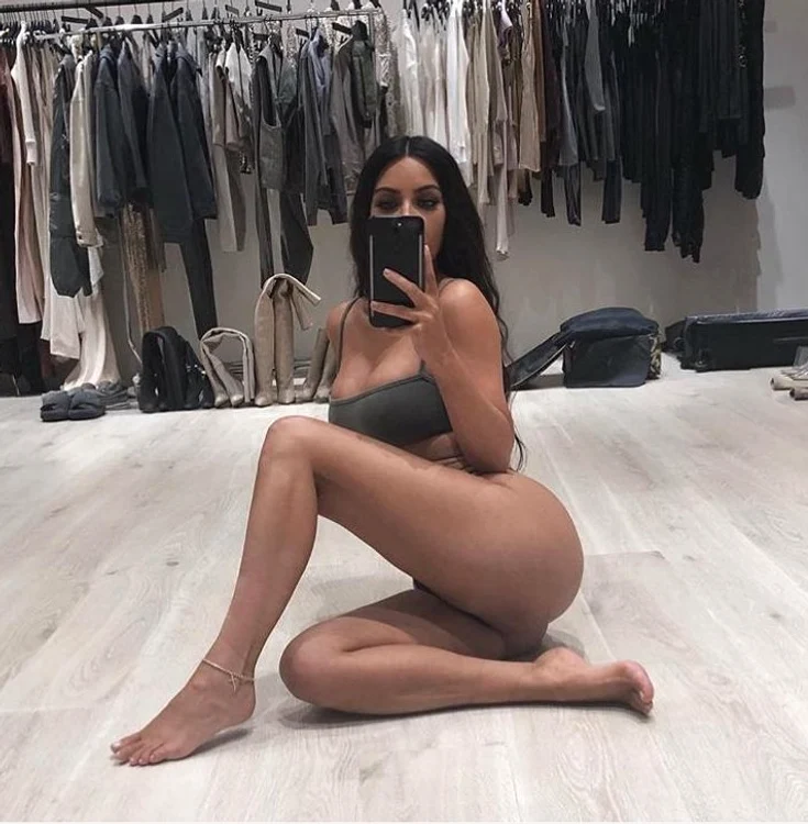 
    Kim Kardashian are 3 copiifoto: arhivă  