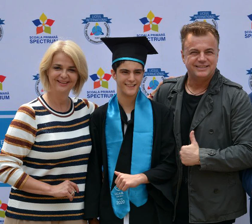 David, încadrat la serbare  de celebrii lui părinţi, Iuliana  Marciuc şi Adrian Enache 