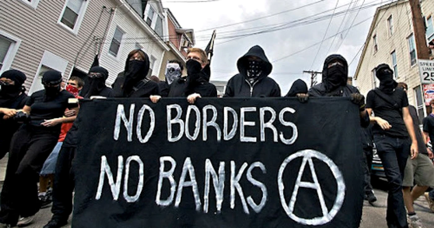 Adepţi ai extremei stânga în timpul unui protest antiausteritate