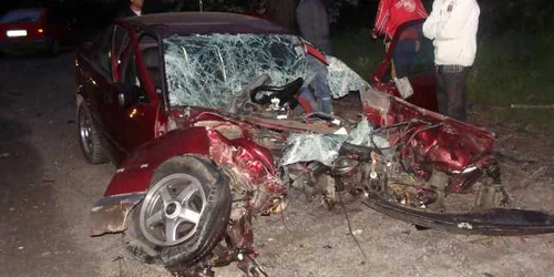 Patru răniţi o casă distrusă din cauza unui şofer băut