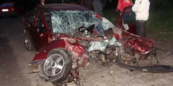 Patru răniţi o casă distrusă din cauza unui şofer băut