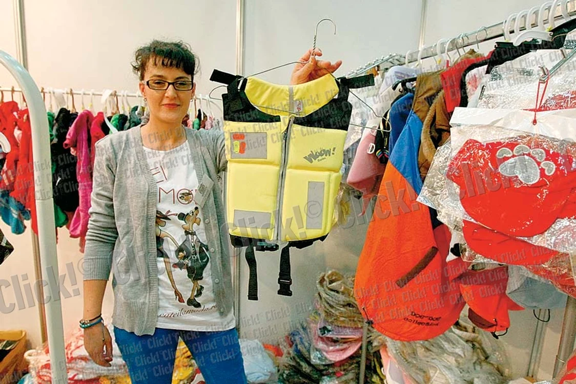 Rochiţa pentru căţeluşe  este la mare căutare.  Costă “numai” 48 de lei (Fotografii: Dorin Constanda)