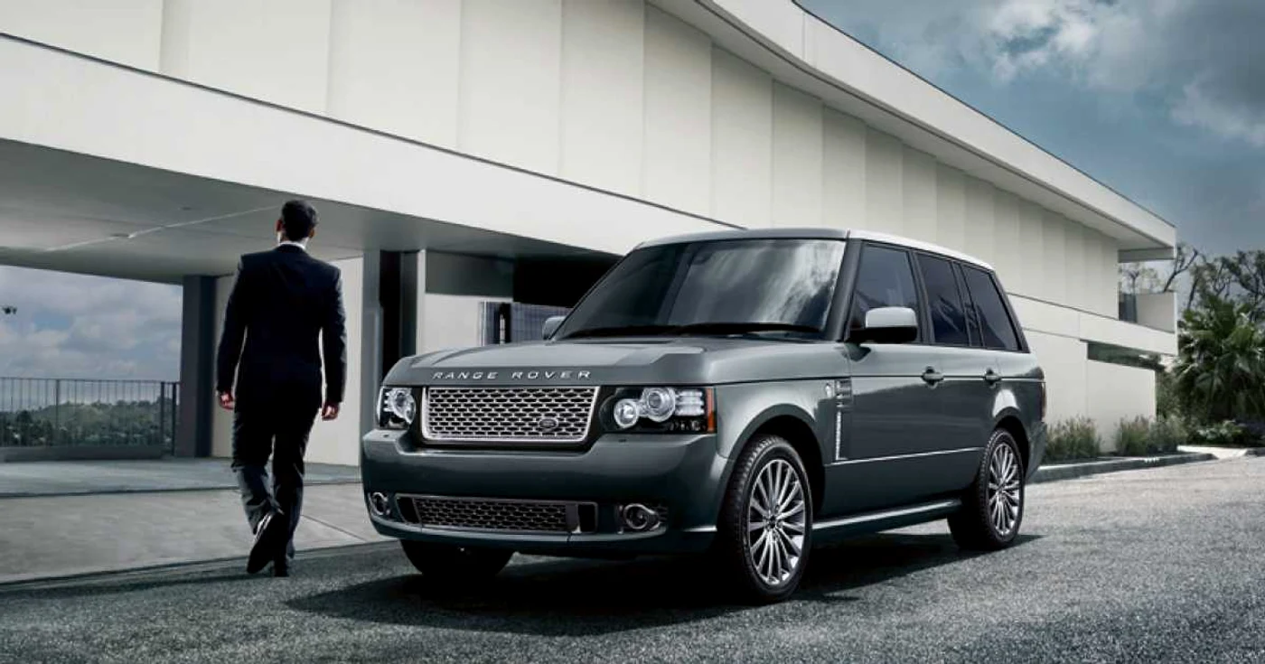 Maşina cu interior din lemn de tec, ce imită puntea iahturilor. Foto: landrover.com