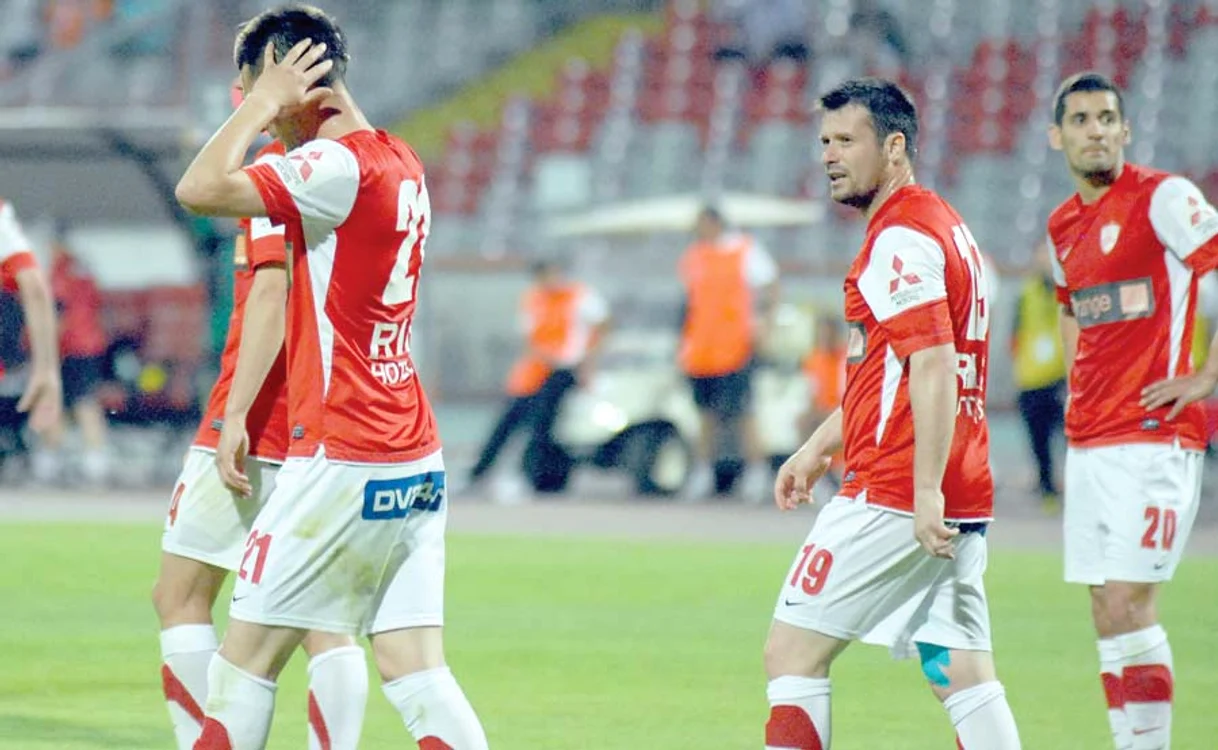 Antrenorul italian  al dinamoviştilor  este convins că o  parte dintre  jucătorii săi au  trădat în meciul  cu CFR Cluj