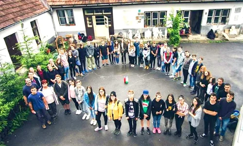 ISJ Harghita: elevii desenează cu trupurile lor harta Ungariei Mari pe asfalt? Nu i problemă! jpeg