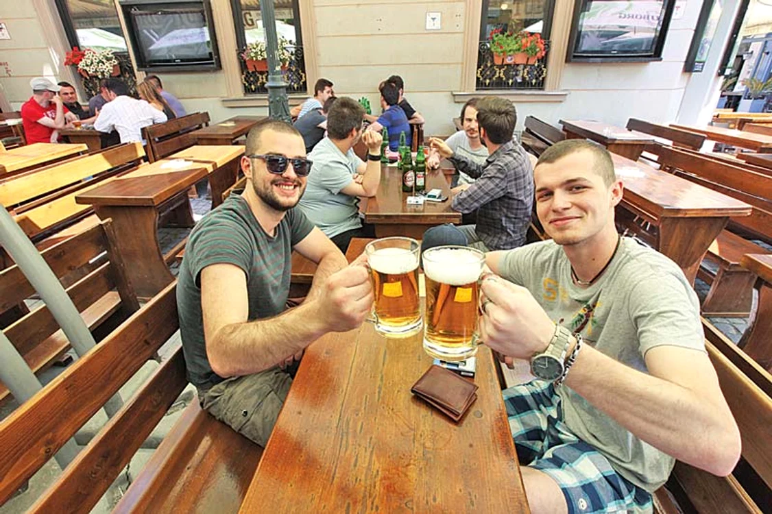 Adrian (21 de ani) şi Alex (21 de ani)  sunt studenţi, iar din meniul lor zilnic  nu lipseşte  berea la halbă