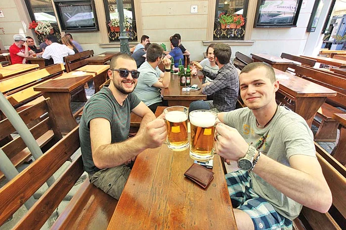 Adrian (21 de ani) şi Alex (21 de ani) sunt studenţi, iar din meniul lor zilnic nu lipseşte berea la halbă