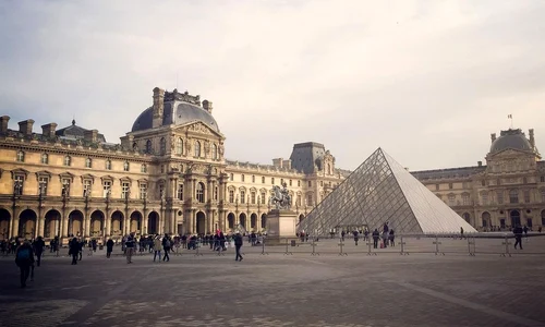 Muzeul Luvru din Paris (foto: Pixabay)