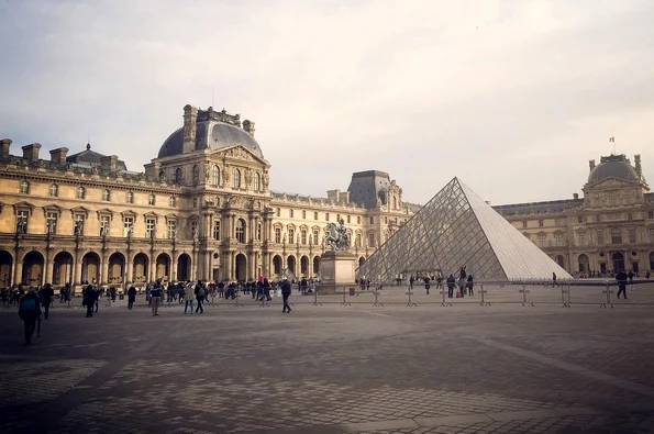 Muzeul Luvru din Paris (foto: Pixabay)