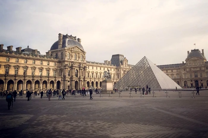 Alte cinci persoane, inclusiv un suspect principal, arestate în cazul jafului de la Luvru. Bijuteriile rămân de negăsit