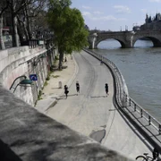Oameni aleargă de-a lungul fluviului Sena în Paris după ce Franţa a intrat în carantină 19 martie 2020 FOTO EPA-EFE