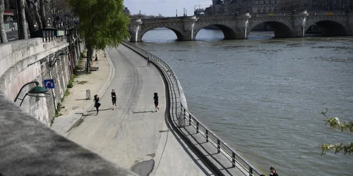 Oameni aleargă de-a lungul fluviului Sena în Paris după ce Franţa a intrat în carantină 19 martie 2020 FOTO EPA-EFE