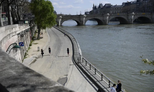 Oameni aleargă de-a lungul fluviului Sena în Paris după ce Franţa a intrat în carantină 19 martie 2020 FOTO EPA-EFE