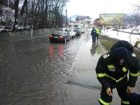 Inundaţii în Călimăneşti - Foto Adevărul