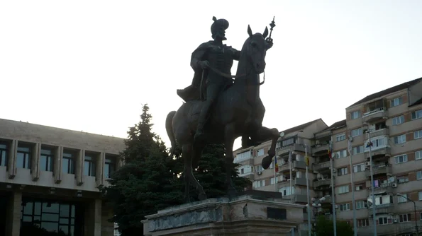 Statuia lui Mihai Viteazul din Târgoviște, acoperită cu bronz aurit / FOTO jpeg