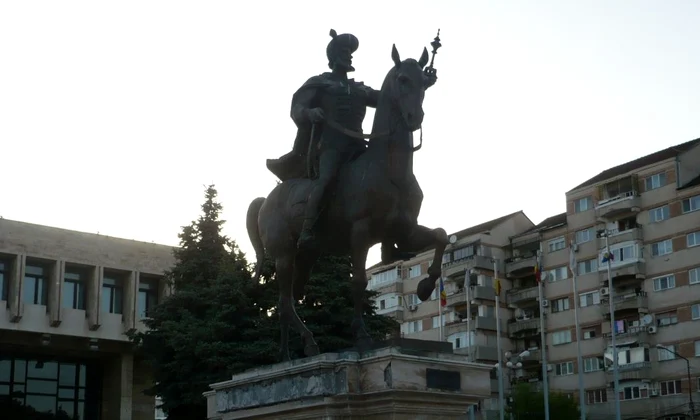 Statuia lui Mihai Viteazul din Târgoviște, acoperită cu bronz aurit / FOTO  jpeg