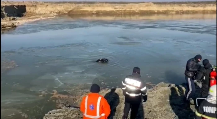 Pompierii l-au căutat pe muncitor în apa cu sloiuri de gheaţă FOTO: captura video martor