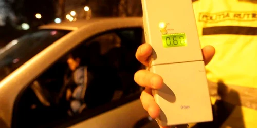 Alcooltestul arată că şoferul a băut înainte de a se urca la volan. 