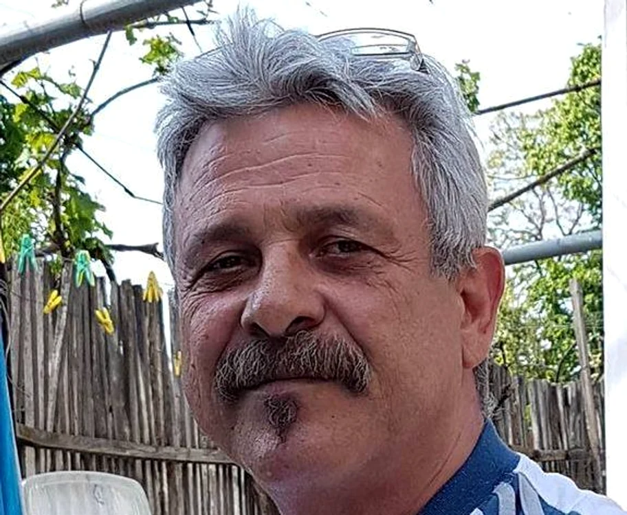 
    "Îmi vând piciorul drept", a anunţat, pe Facebook, Constantin Costea  