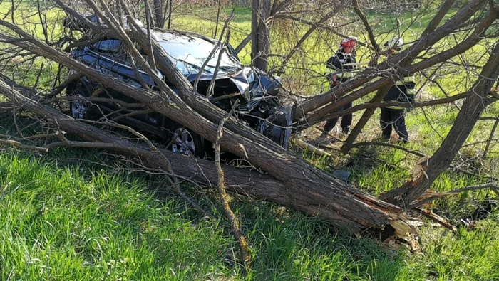 Conducătoarea auto a rămas încarcerată FOTO ISU Neamţ