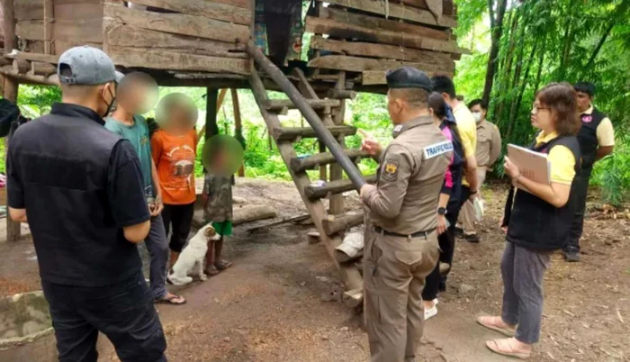 Autorităţile thailandeze l-au descoperit pe copil printre câini. Capturi video/X